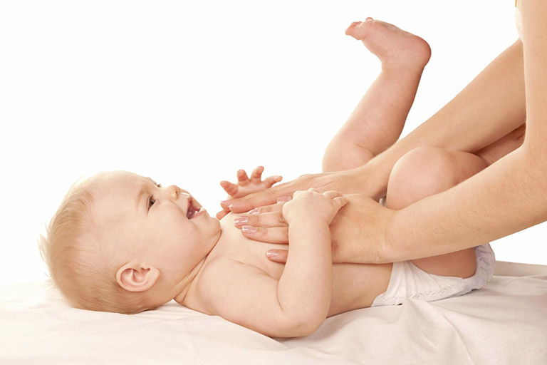 Massage bụng giảm táo bón ở trẻ