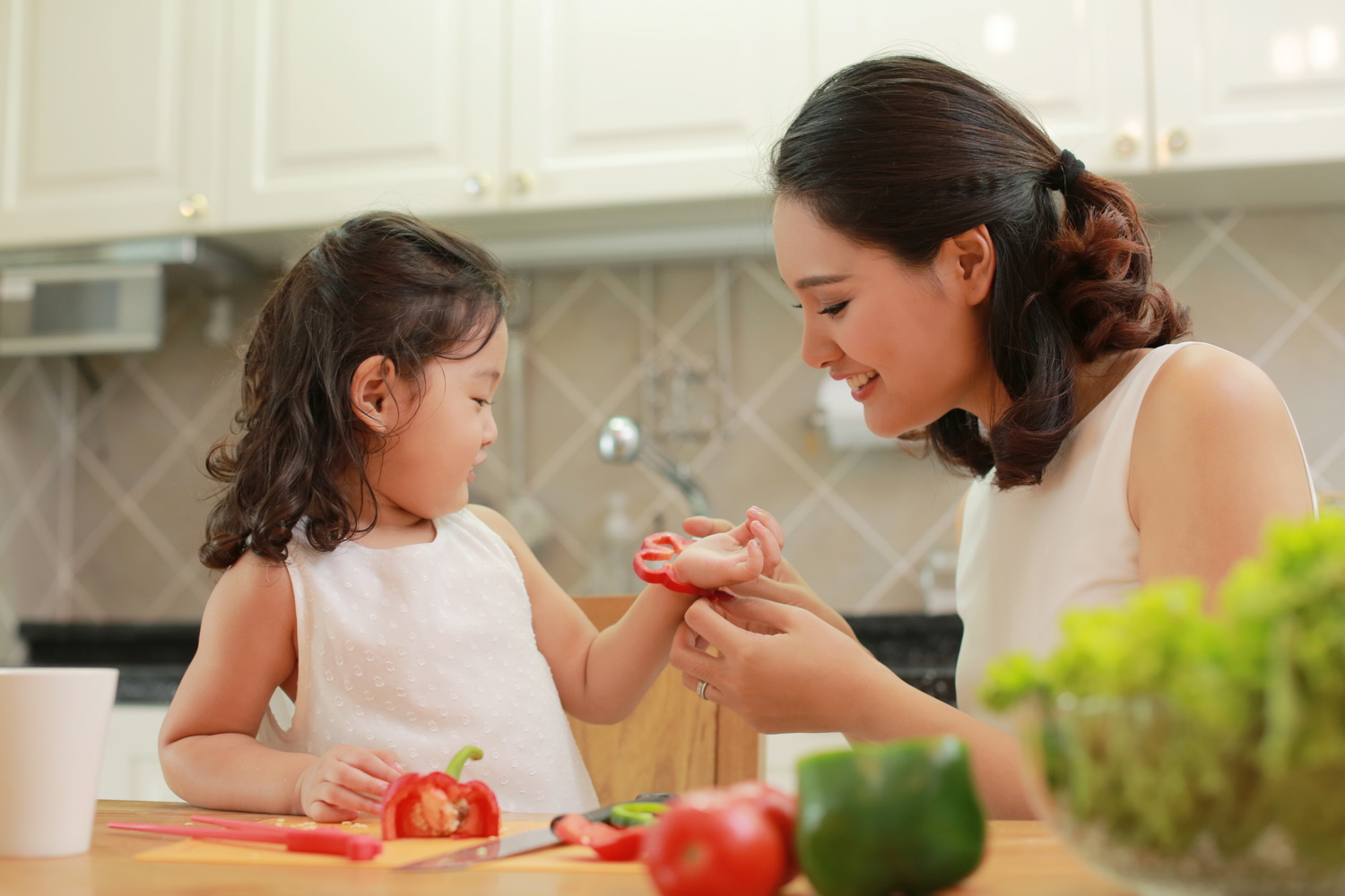 Những nguyên tắc mẹ cần nhớ để giúp con ăn ngoan