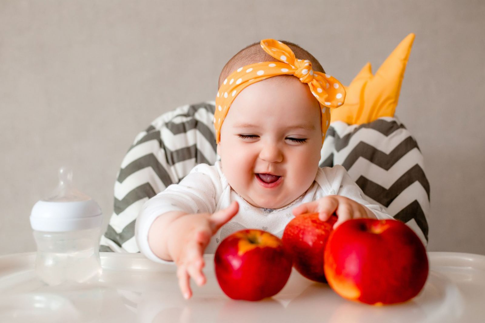 Trẻ mấy tháng ăn được trái cây? List các loại trái cây cho bé ăn dặm
